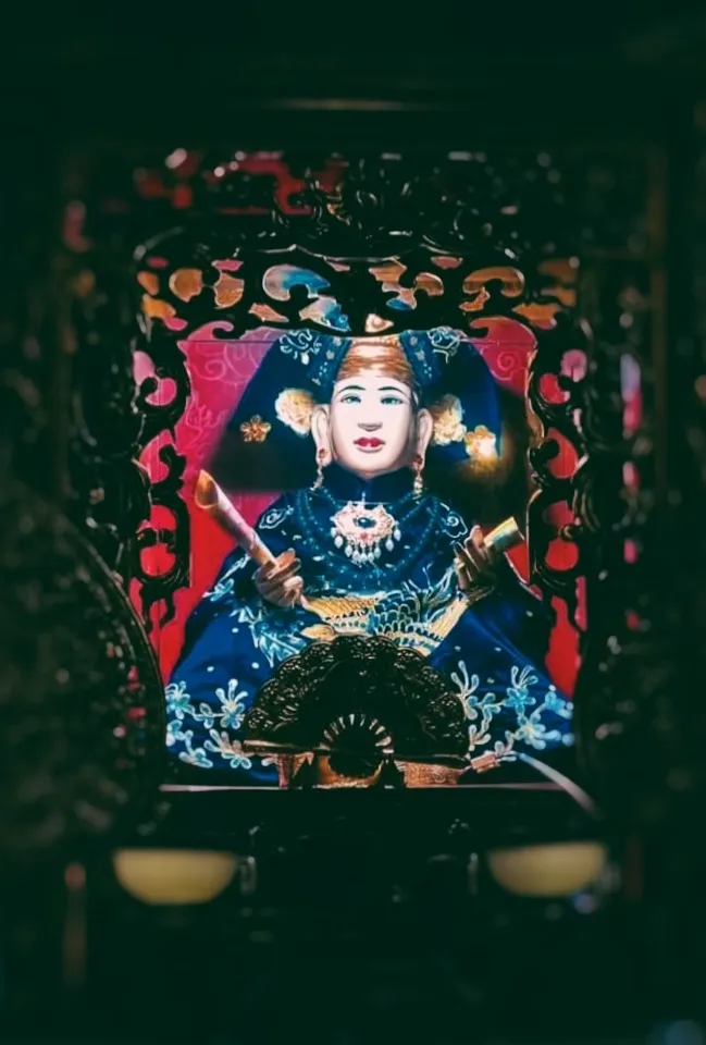 Chầu Bảy Kim Giao hoặc Chầu Bảy Mỏ Bạch tại Đền Mỏ Bạch
