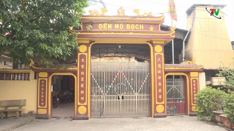 Đền chính thờ Chầu Bảy Kim Giao là ngôi đền Kim Giao nay gọi là Mỏ Bạch Linh Từ